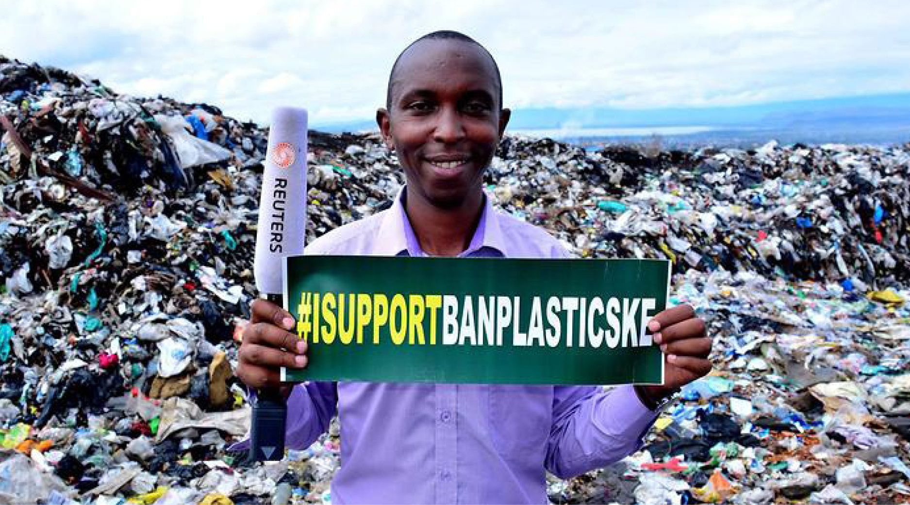 James Wakibia holding a '#ISupportBanPlasticsKE' banner
